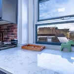 Central Art Penthouse: Cafes, Bars, Bistros Nearby