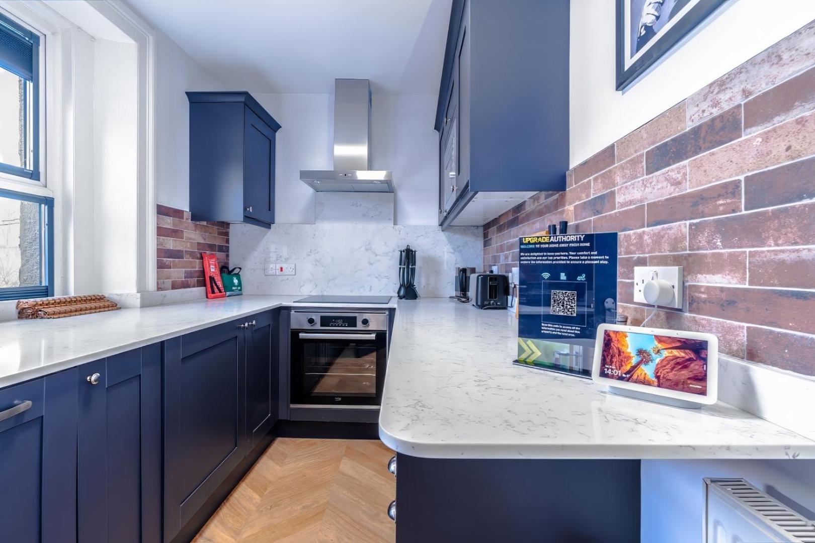 Art Penthouse: Cafes, Bars, Bistros Nearby Apartament *