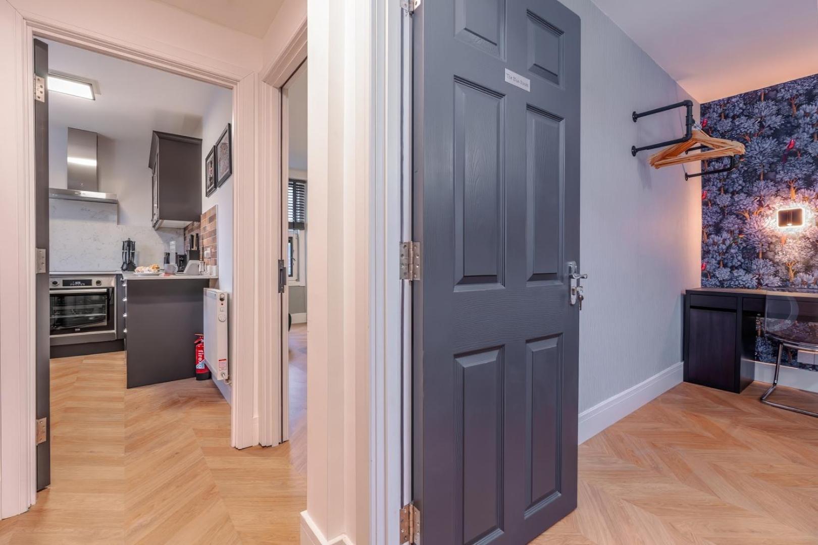 Art Penthouse: Cafes, Bars, Bistros Nearby *