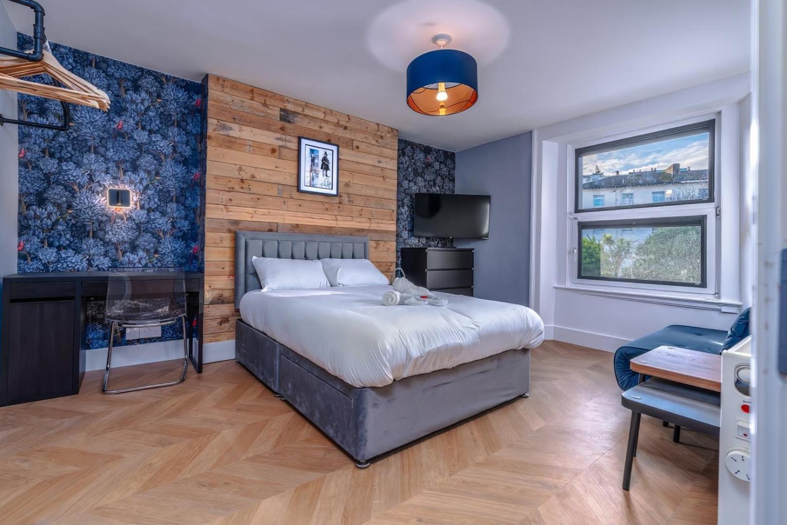 Art Penthouse: Cafes, Bars, Bistros Nearby *